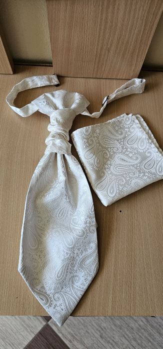 Vand Smoking Ivory / crem de eveniment special sau Mire!