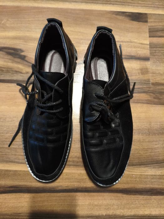 Adidași, noi, nefolosiți