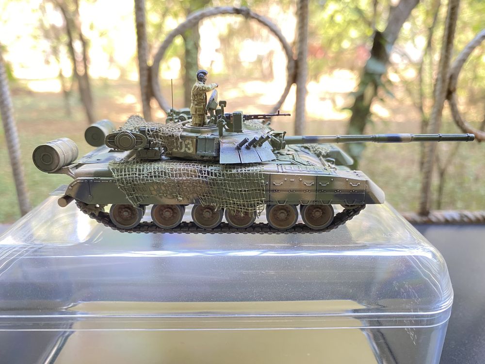 Machete tancuri rusesti T-80BV , T-80U, cu figurine , scala 1/72