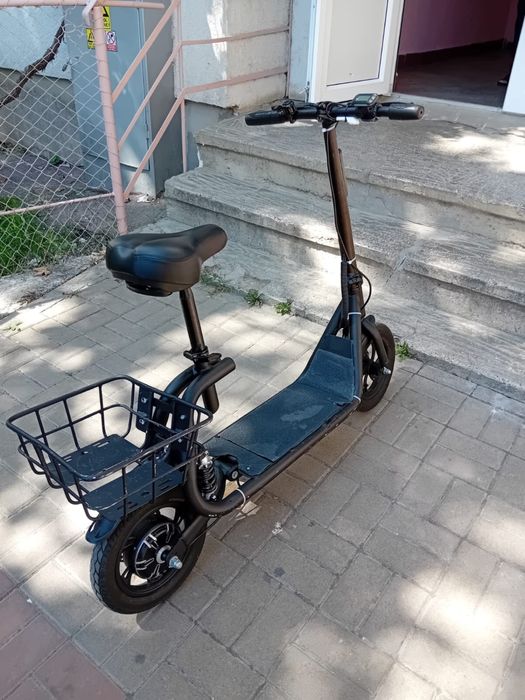 Trotineta electrica cu scaun