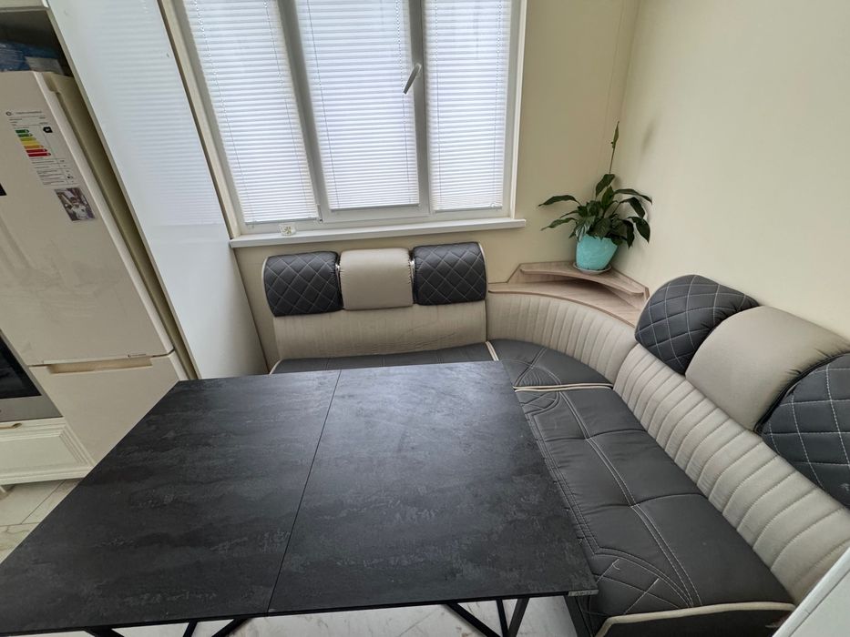 Продам стол с уголком