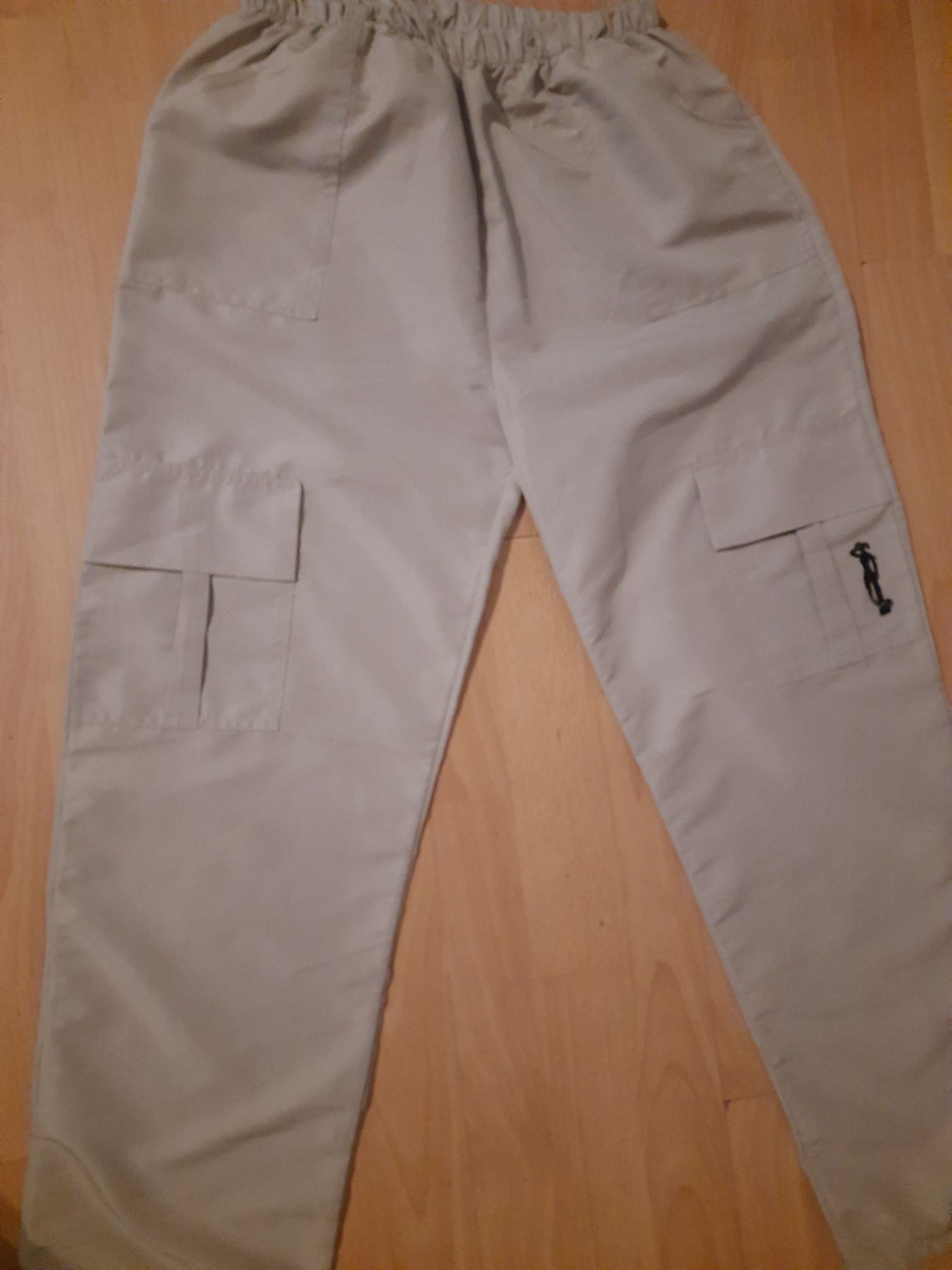 Pantaloni noi de vara treisferturi 100 lei ,Emporio Armani 700 lei