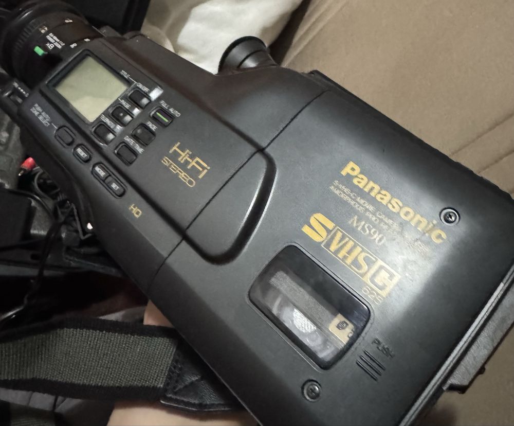 Vând cameră video retro Panasonic NV-MS90EP-VHS-C cu valiza originala