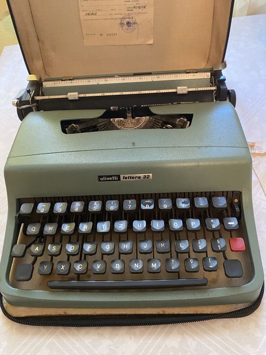 Vand maşină de scris Olivetti Lettera 32