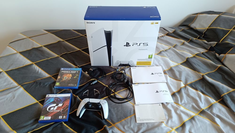 Vând PS5 împreună sau separat cu Gran turismo 7 și minecraft