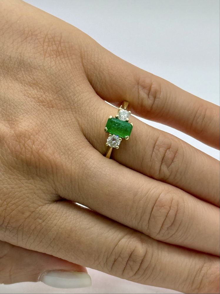 Inel deosebit din aur cu smarald si diamante