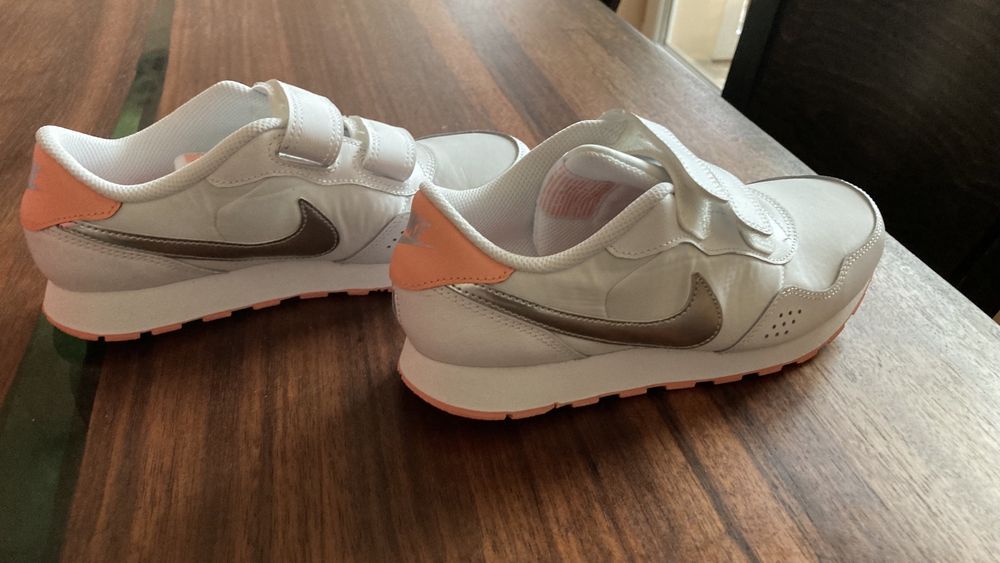 Nike - Спортни обувки Valiant с велкро и кожа, Мръснобял / Сребрист, 3