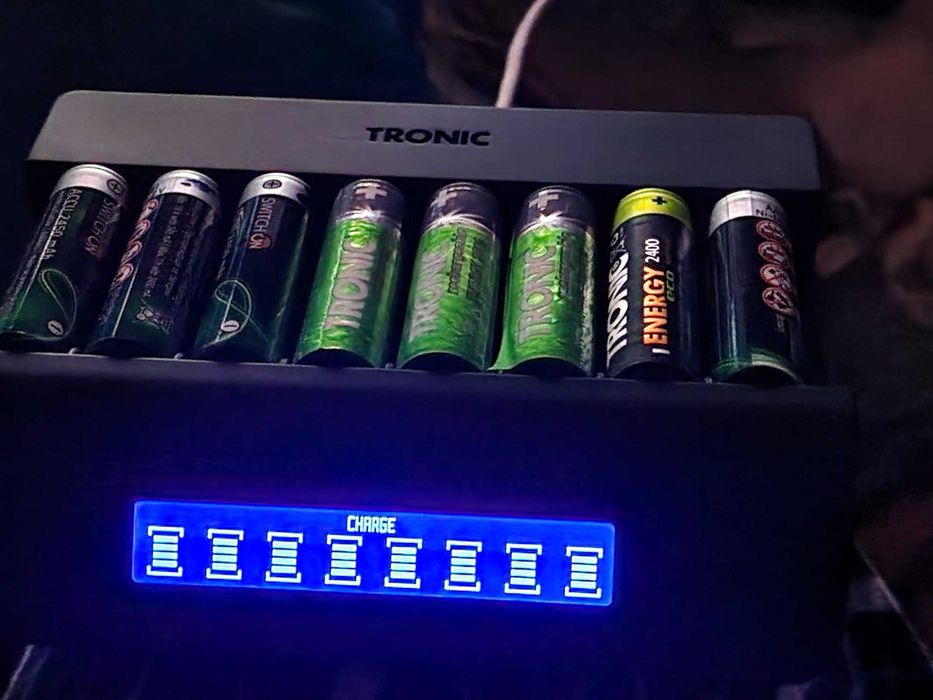 Încărcător pentru acumulatori AA si AAA, inteligent, cu display, nou