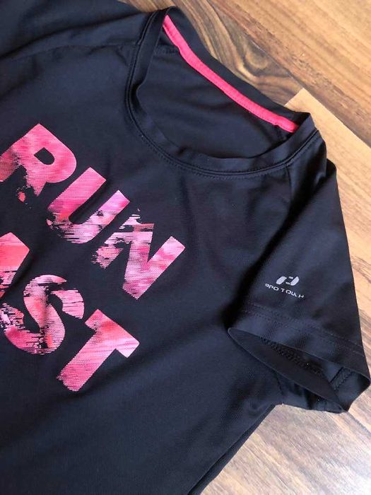 разпродажба на спортни тениски и оформящ безшевен клин