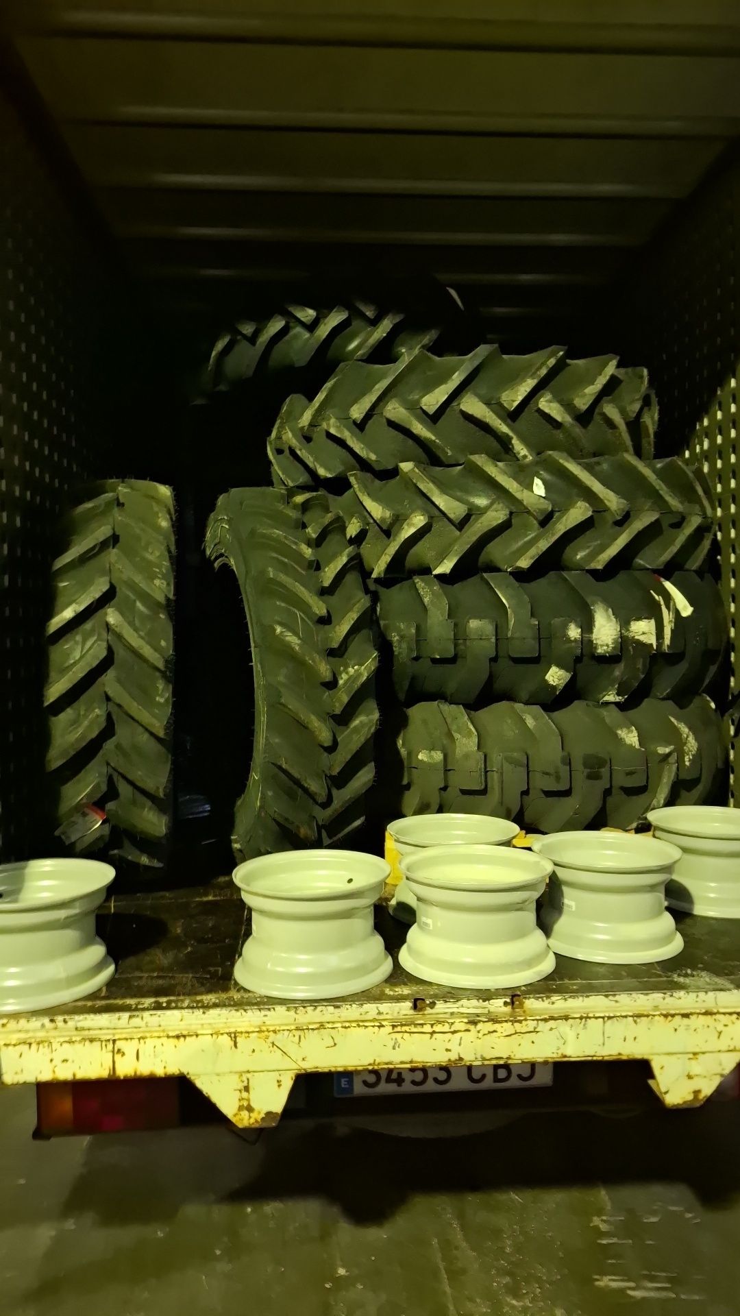 Cauciucuri 320/85R28 echivalent 11,2-28