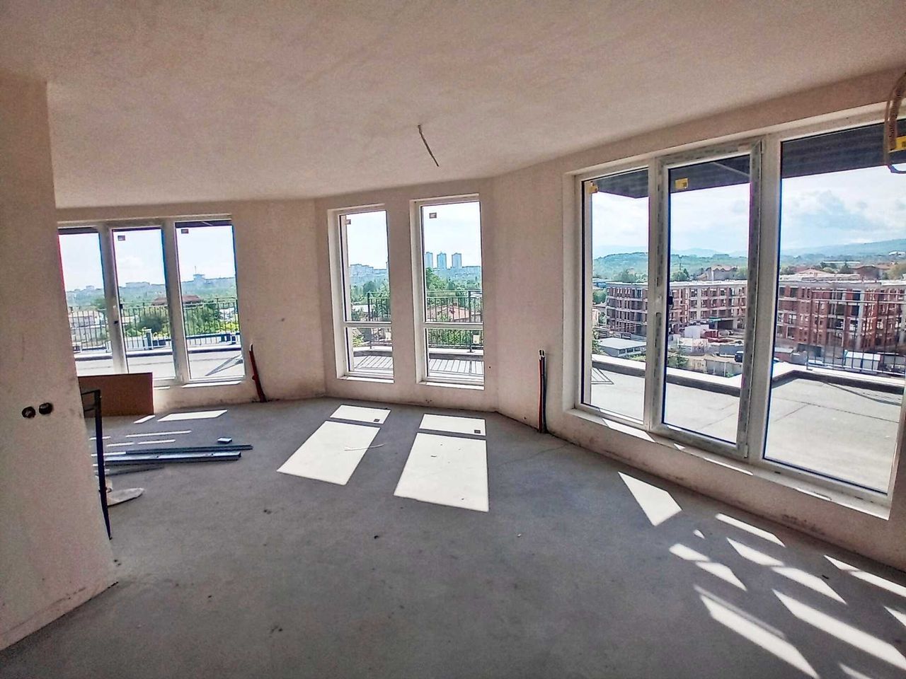 Продава се Тристаен апартамент в София, Студентски град - 172 кв.м за 1492 €/кв.м - Снимка #2