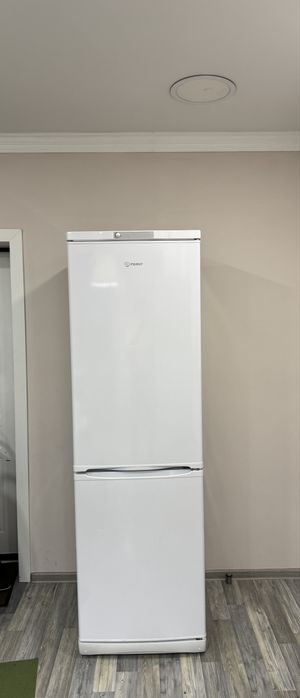 продам холодильник Indesit