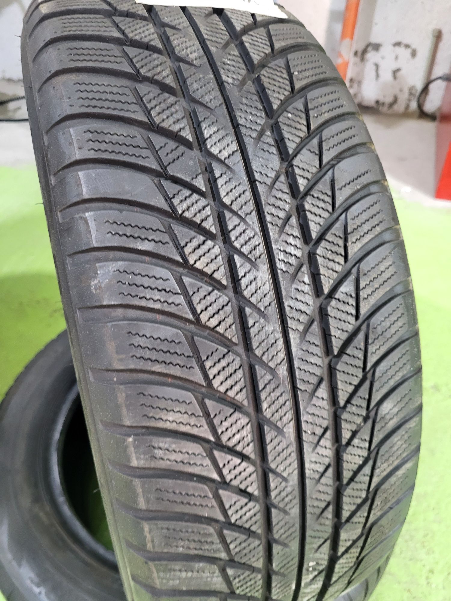2 бр зимни 205/60/16 Bridgestone