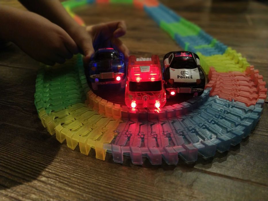 Светеща в тъмното писта с 4 бр. колички на батерии