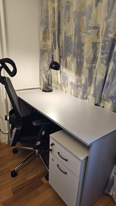 Birou 120x60  cu rollbox, scaun birou ergonomic si veioza