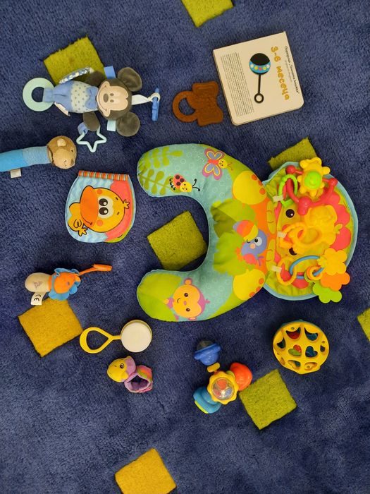 Активна бебешка възглавница и играчки