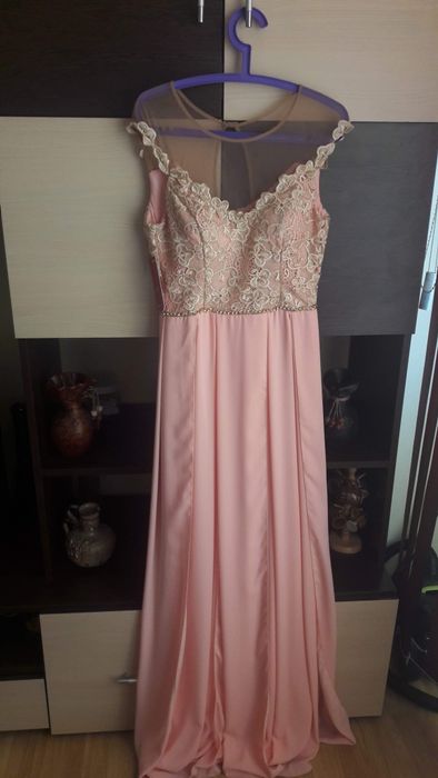 Rochie lungă elegantă, roz pudrat, cu dantelă fină

Această rochie