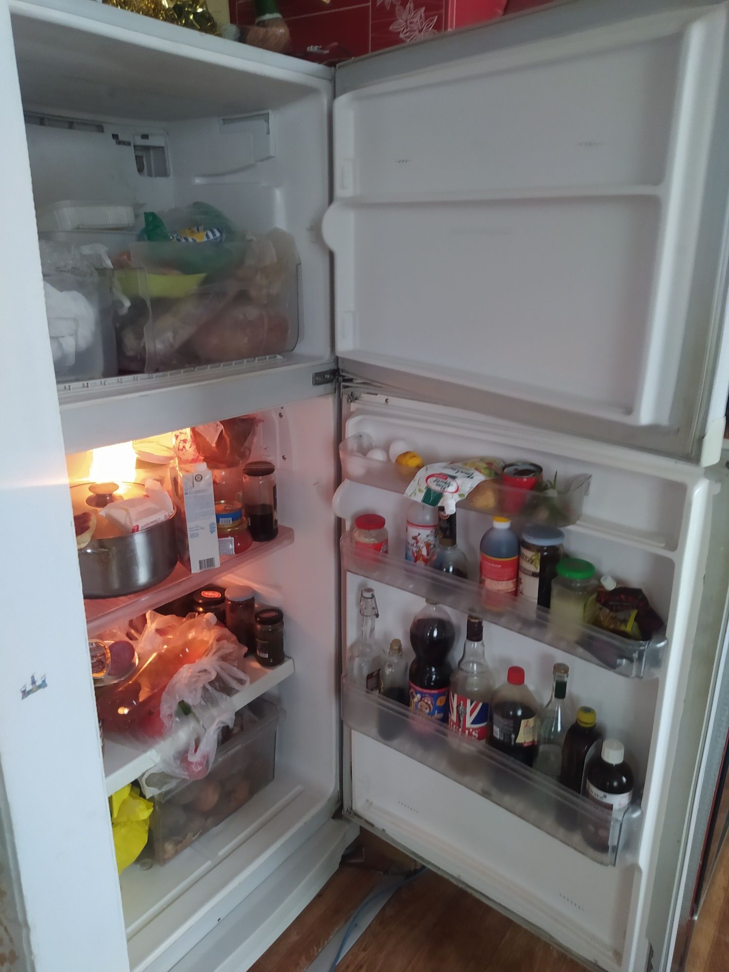 Холодильник LG в хорошем состоянии.