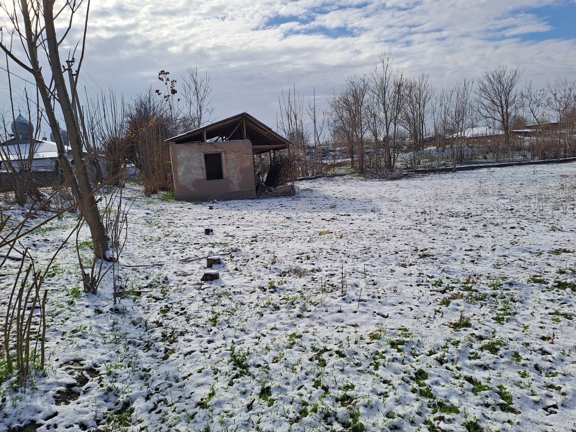 Uy sotiladi hama dakemetlari bor 30 sotik 2ta uchaskasi bor