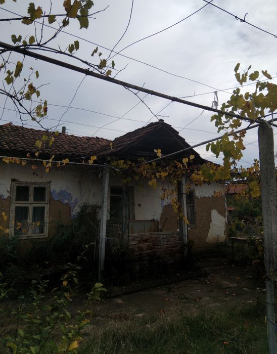 Продава къща в с.Багренци общ..Кюстендил