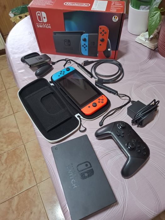 Nintendo Switch cu husă și controler pro