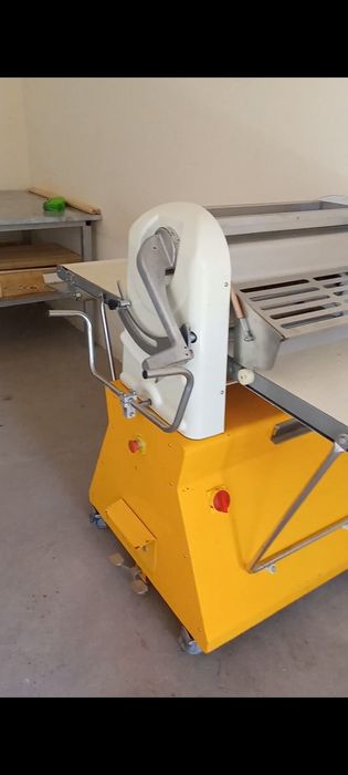 Xamir yoyadigan aparst