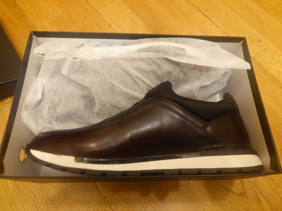 Новые кожаные кроссовки