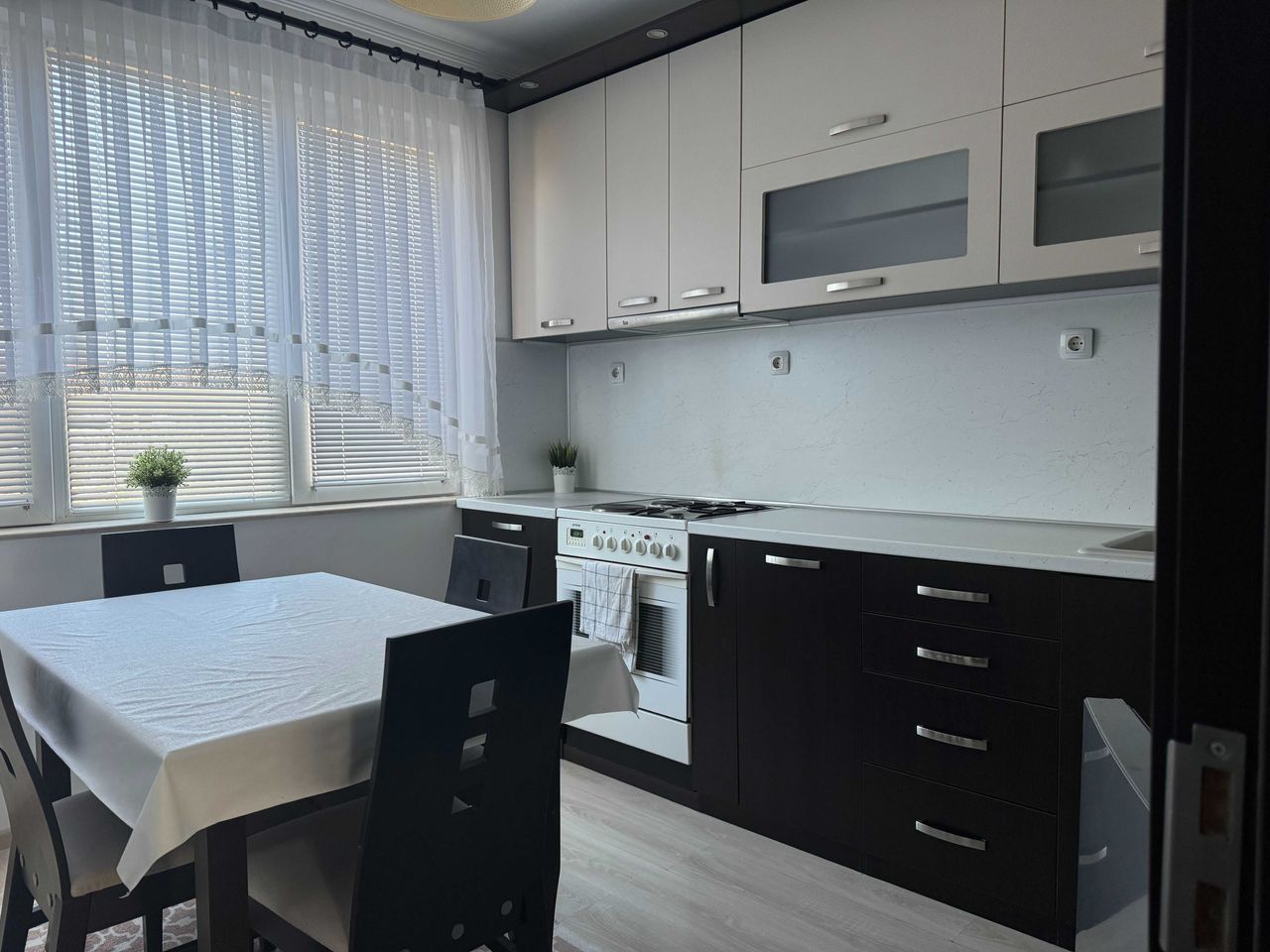 Продава се Четиристаен апартамент в Асеновград - 100 кв.м за 1050 €/кв.м - Снимка #1
