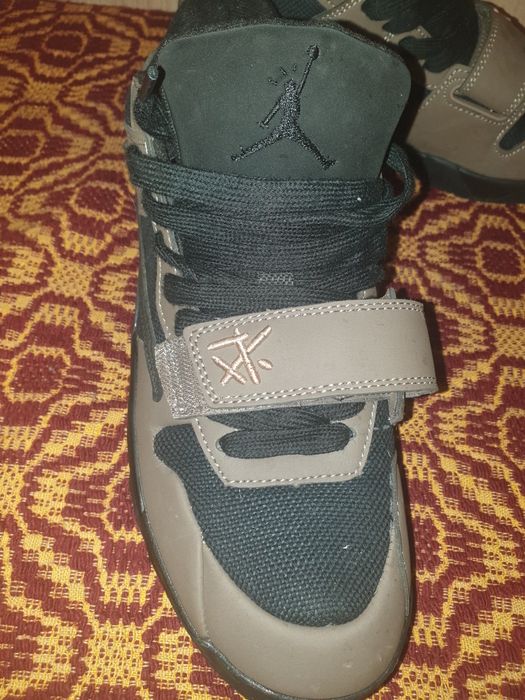 Adidasi dama travis scott x jumpman jack tr dark mocha.