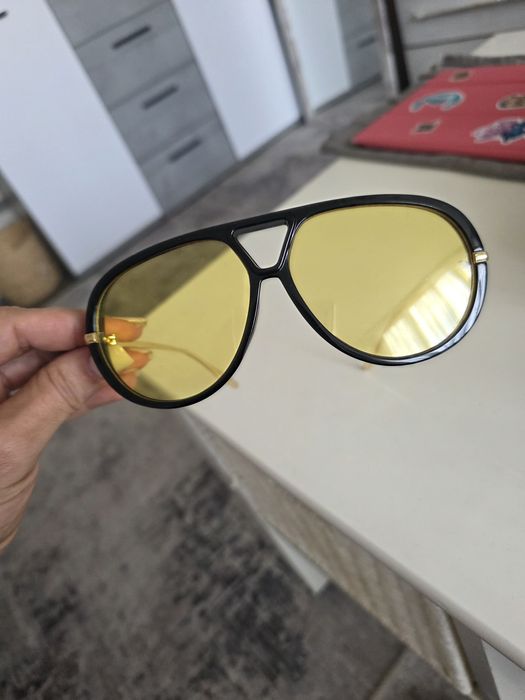Очилата са по модел на Venetta Bottega