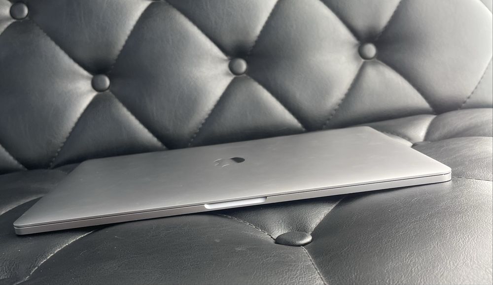 Apple MacBook Pro 2019 года в хорошем состоянии.