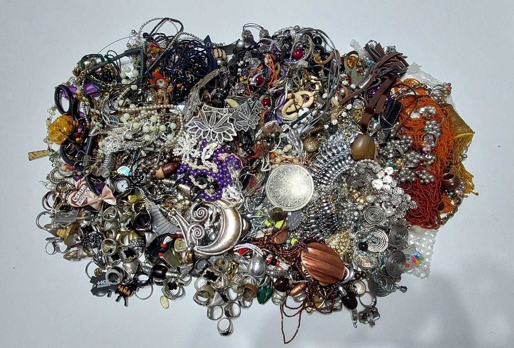 Lot vintage de diverse bratari, coliere, inele si pandative 13,5 kg