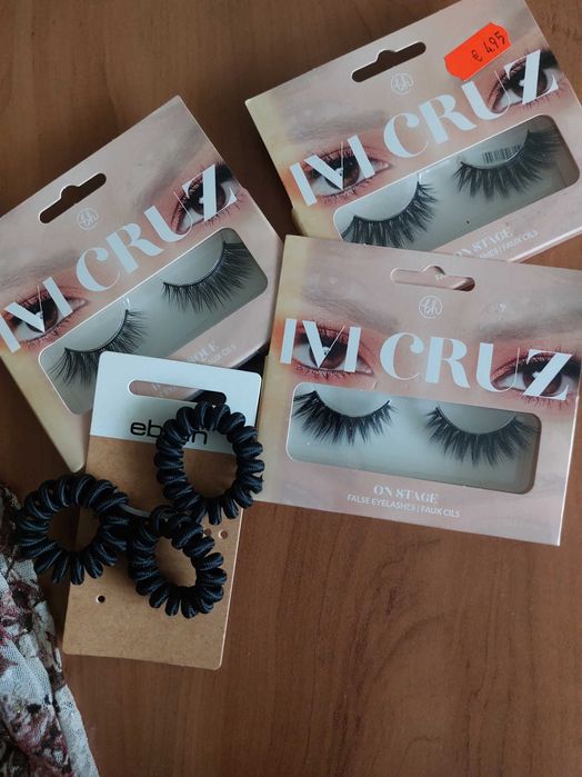 Аксесоари и грим