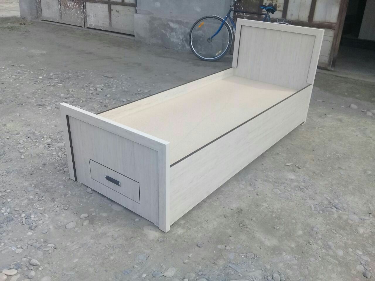 Продаётся кровать парта компьютерный стол. Мебель на заказ