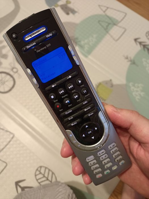 Telecomandă universală Logitech Harmony 525