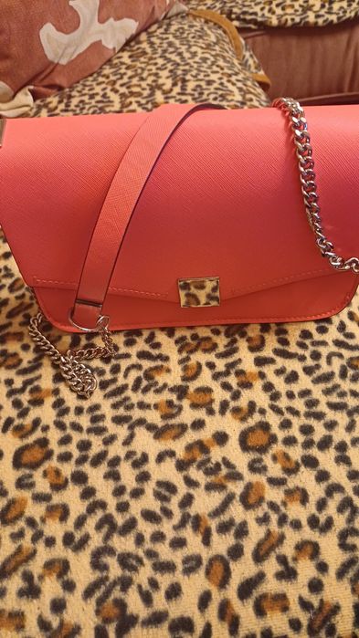 Дам.чанта ZARA без никакви  следи  от  употреба  20 лв