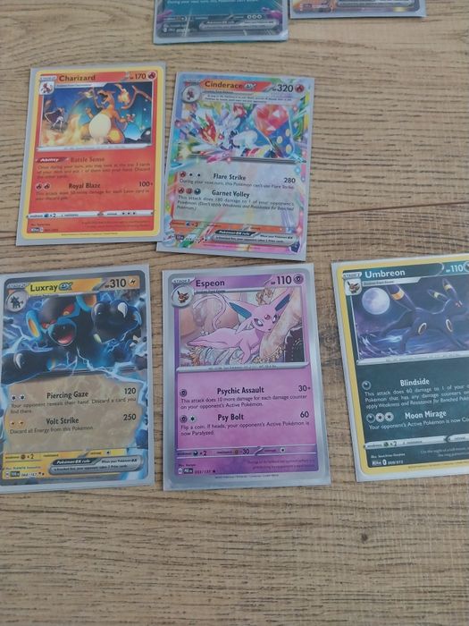 Vând carduri Pokemon