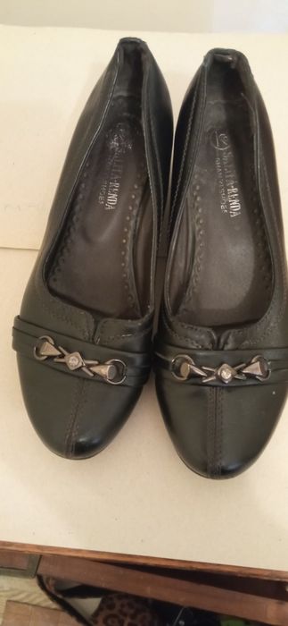 Обувь женская четыре пары за 240000.