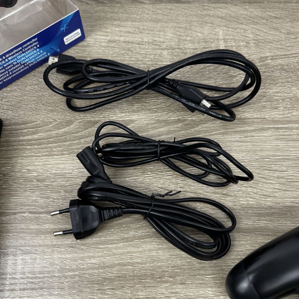 Playstation 4 Slim PS4 с два контролера