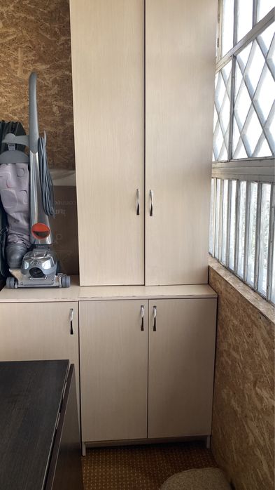 Шкафы кухонные , диван , пылесос моющий , ковры и пуфик