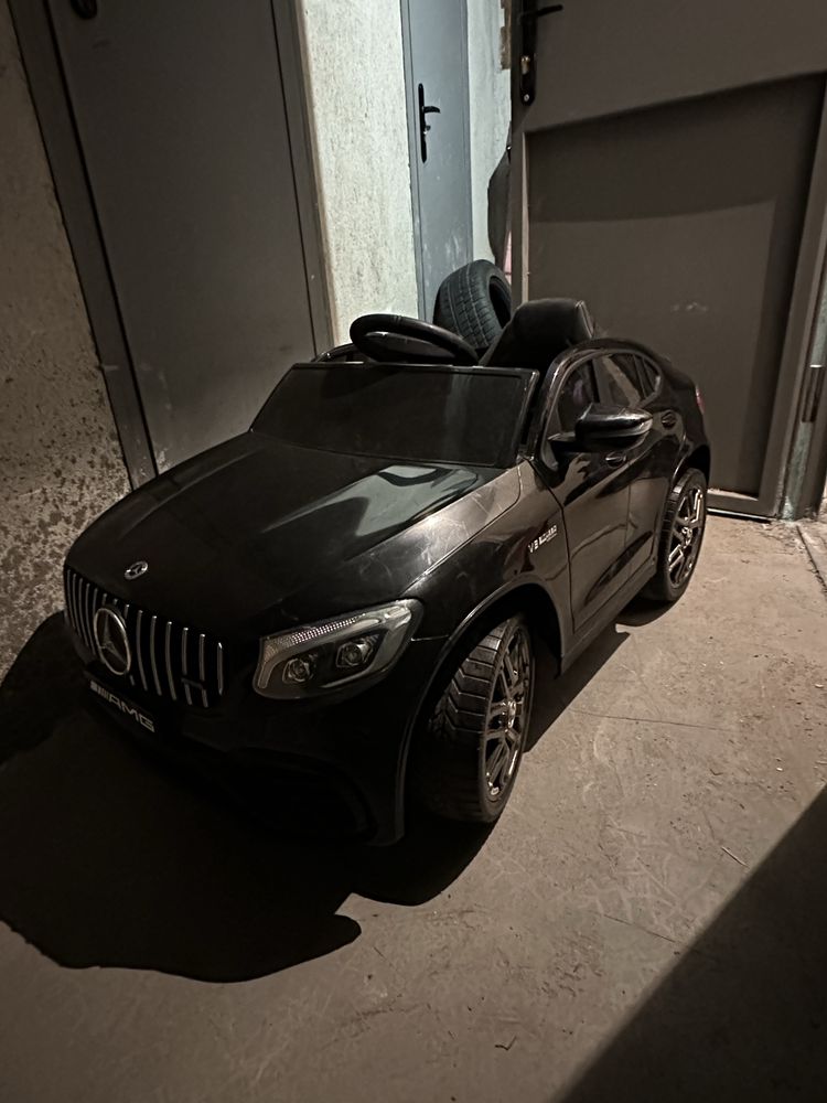 Акумулаторната детска кола Mercedes-Benz AMG