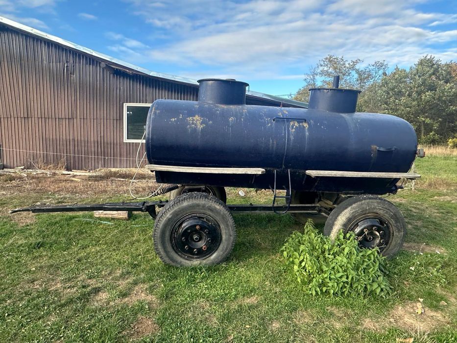 Trailer baloti rotunzi și cisterna