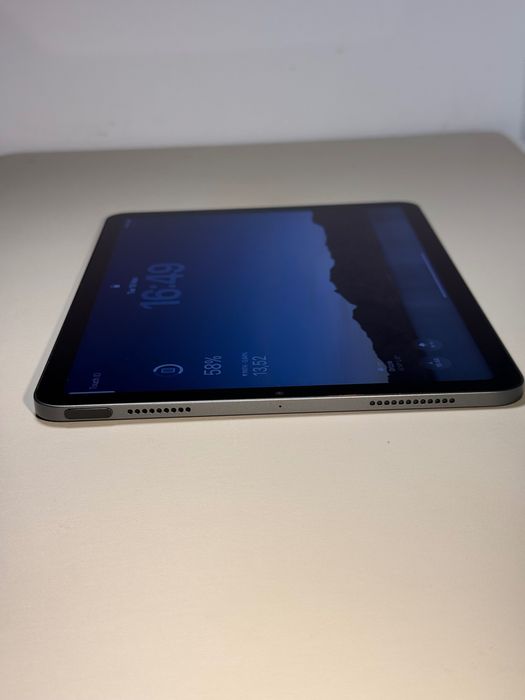 iPad Air (Generația 5) M1 - 64GB Wi-Fi - Garanție până în 2026