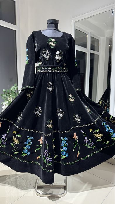 Unicat! Rochie artizanala brodata cu fir de matase pe catifea
