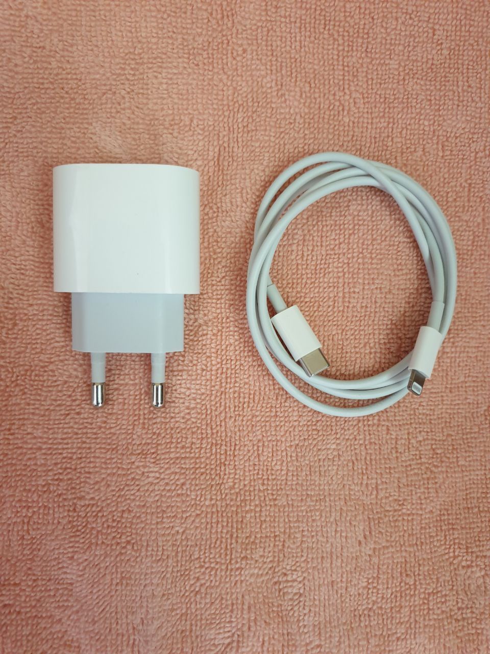 Продам оригинальное зарядное устройство от iphone