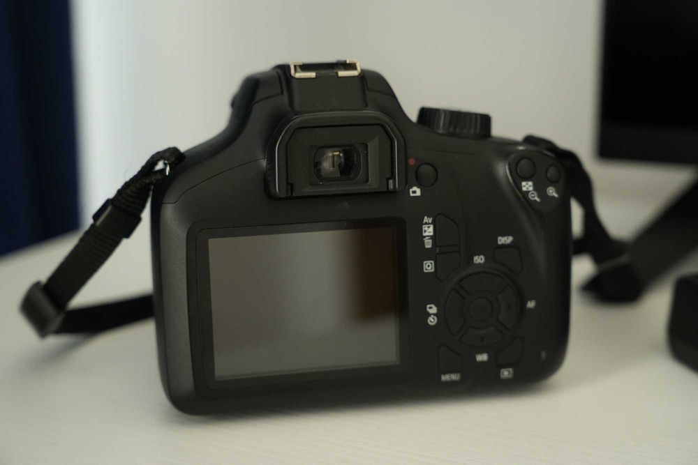 Canon 4000D + Obiectiv Kit EF-S 18- 55mm f/3.5-5.6 III