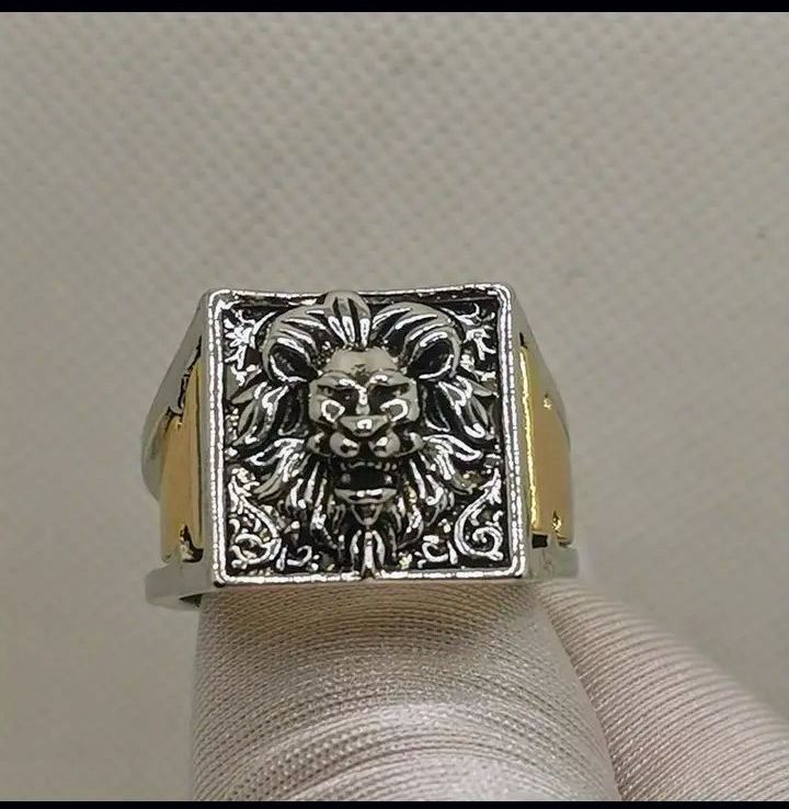 Пръстен много тарикатски с Тайник :)