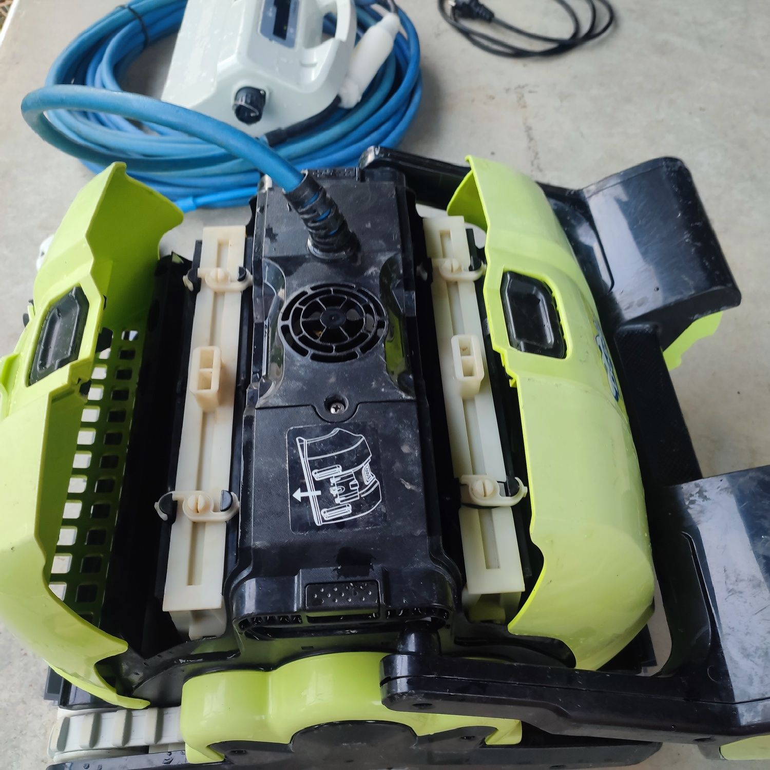 Робот за почистване на басейни Dolphin BIO SUCTION