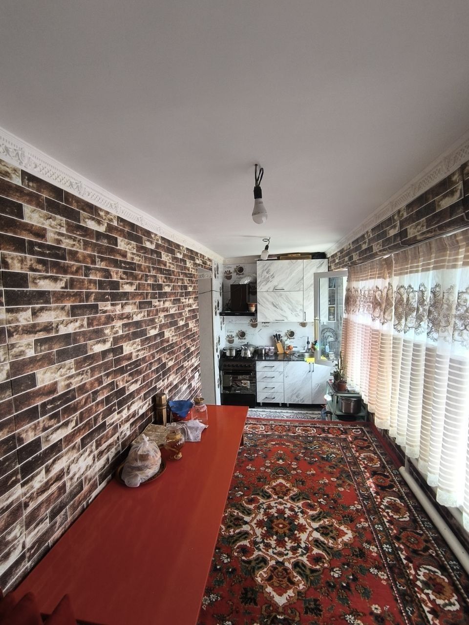 СРОЧНО ПРОДАЕТСЯ Чирчик ш. Навоий кирпичный дом 3х/2/5 80 м²