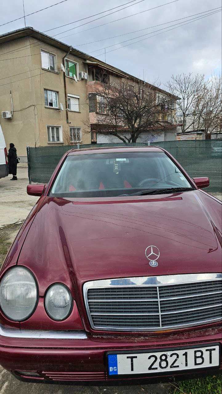 Автомобил Mercedes e240